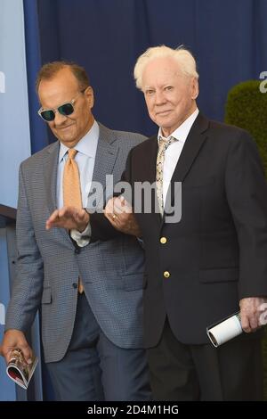 **FILE FOTO** Yankee Legend, Whitey Ford è morto. NEW YORK, NY - Luglio 29: I membri della Hall of Fame Joe Torre e Whitey Ford partecipano alla cerimonia di induzione della National Baseball Hall of Fame al Clark Sports Center il 30 Luglio 2017 durante il weekend di induzione a Cooperstown, New York. Foto di John Palmer/MediaPunch Foto Stock