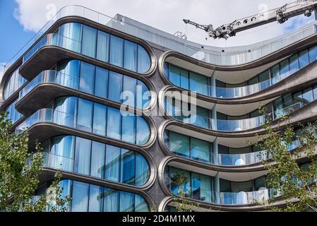 New York, NY - 6 ottobre 2020: 520 West 28th Street, conosciuta anche come Zaha Hadid Building, è nota per i suoi motivi geometrici curvilinei creati da Foto Stock