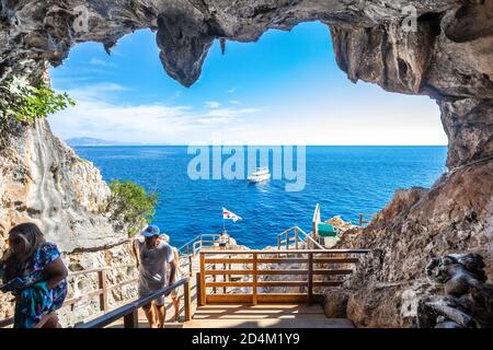 Sardegna, Italia. 03 agosto 2020: Ingresso ad una grotta marina. Le grotte del Fico sono grotte costiere situate nel territorio del comune di Baunei Foto Stock