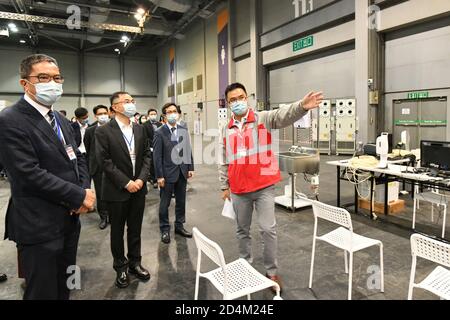 Hong Kong. 09 ottobre 2020. Gli ospiti che partecipano alla cerimonia di consegna della struttura di trattamento della comunità visitano la stazione medica nella struttura di Hong Kong AsiaWorld-Expo (AWE), Cina meridionale, 9 ottobre 2020. Con il sostegno del governo centrale, l'espansione delle strutture di trattamento della comunità a Hong Kong AWE, che fornirà quasi 1,000 posti letto in più, è stato completato con successo, ha detto il venerdì del governo della Regione amministrativa speciale di Hong Kong (HKSAR). Credit: Xinhua/Alamy Live News Foto Stock