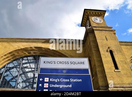 Cartello King's Cross Square e stazione ferroviaria esterna, Londra, Regno Unito Foto Stock