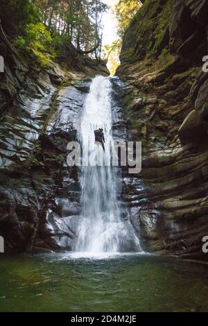 Uomo coraggioso che abbellendo la cascata nel Cypress Canyon. Foto Stock