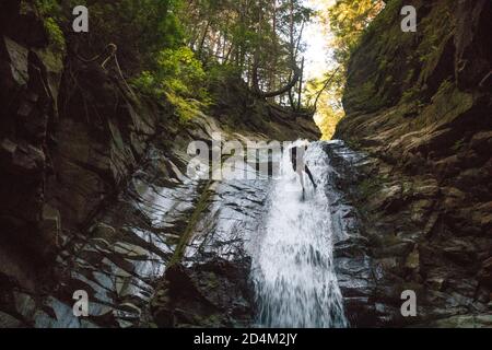 Vista ad angolo basso dell'uomo che abbellita la cascata nel Cypress Canyon. Foto Stock