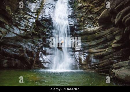 L'uomo che abbellendo la cascata si avvicina a Deep Pool, Vancouver a.C. Foto Stock