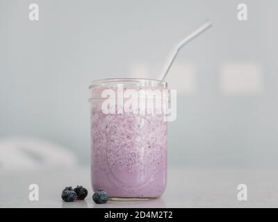 Frullato di mirtillo di salute in vaso di mason Foto Stock