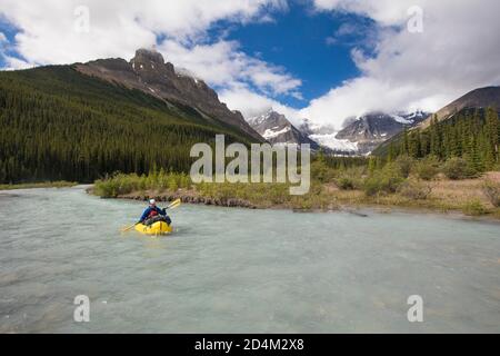 Man Packrafting nelle Montagne Rocciose, Alexandra River, Banff. Foto Stock