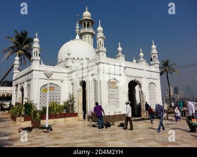 L'Haji Ali Dargah è una moschea e dargah o. Il monumento di PIR Haji Ali Shah Bukhari si trova su Un isolotto al largo della costa di Worli nel sud par Foto Stock