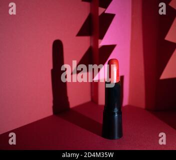 rossetto rosso su sfondo natalizio rosso e rosa Foto Stock