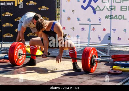 Kremenchug, Ucraina - 22 settembre 2018: Giovane ragazzo fa un esercizio con un barbell Foto Stock