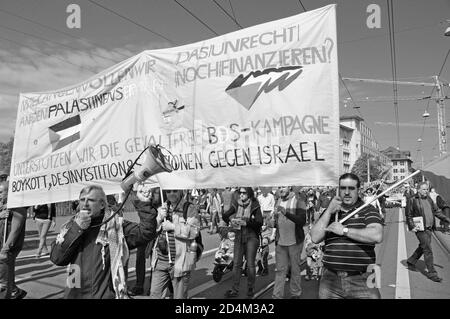 Palestina-Protest a Zurigo: persone che chiedono sanzioni contro Israele per la sua politica di occupacion alla giornata dell'Unione il 1 maggio. Foto Stock