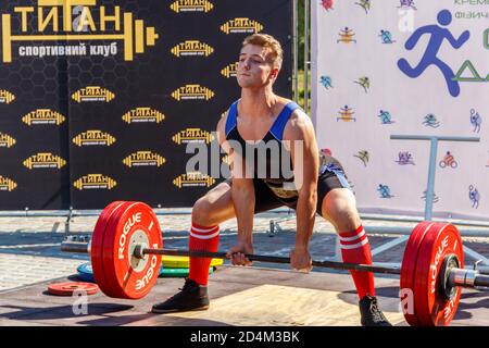 Kremenchug, Ucraina - 22 settembre 2018: Giovane ragazzo fa un esercizio con un barbell Foto Stock