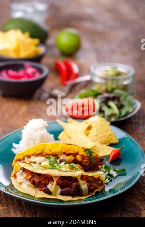 tacos messicani con riso su legno Foto Stock