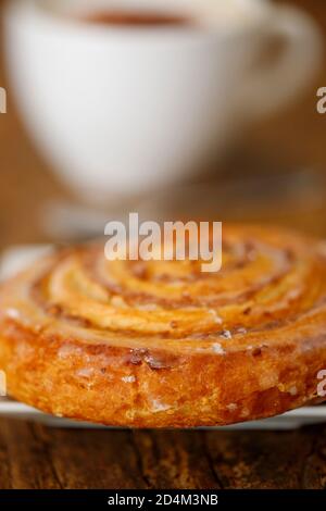 rotolo di pasta con cappuccino su legno Foto Stock