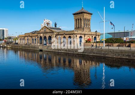 Porto di Leith sede centrale edificio sul porto riflesso in acqua, porto di Leith, Edimburgo, Scozia, Regno Unito Foto Stock