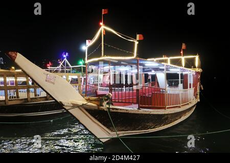 Una vista della barca tradizionale conosciuta come dhow in Qatar. In passato veniva utilizzato per il trasporto di merci da e verso altri paesi. Foto Stock