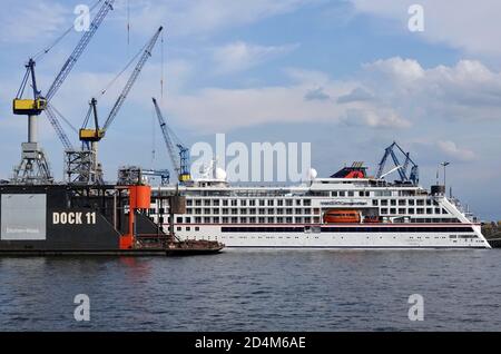 Amburgo, Germania. 16 Giugno 2020. La nave da crociera Hanseatic Inspiration of Hapag Lloyd si trova al Dock 11 nel porto. Credit: Soeren Stache/dpa-Zentralbild/ZB/dpa/Alamy Live News Foto Stock