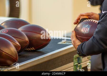 Chicago, Illinois, Stati Uniti. 8 ottobre 2020. - un dipendente prepara le palle di gioco prima del gioco NFL tra i Tampa Bay Buccaneers e gli orsi di Chicago al Soldier Field di Chicago, Illinois. Fotografo: Mike Wulf. Credit: csm/Alamy Live News Foto Stock