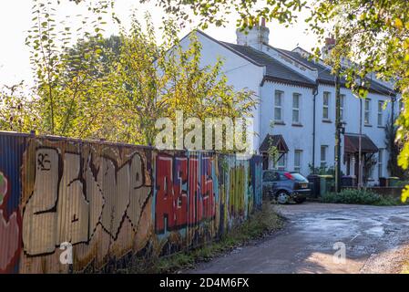 Sito della storica Cherry Orchard Lane Brickworks, Rochford, Southend, Essex, UK. Proprietà a Cherry Orchard Lane da graffiti coperto di imbarco Foto Stock