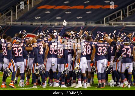 Chicago, Illinois, Stati Uniti. 8 ottobre 2020. - Bears i compagni di squadra si preparano prima del gioco NFL tra i Tampa Bay Buccaneers e Chicago Bears al Soldier Field di Chicago, Illinois. Fotografo: Mike Wulf. Credit: csm/Alamy Live News Foto Stock