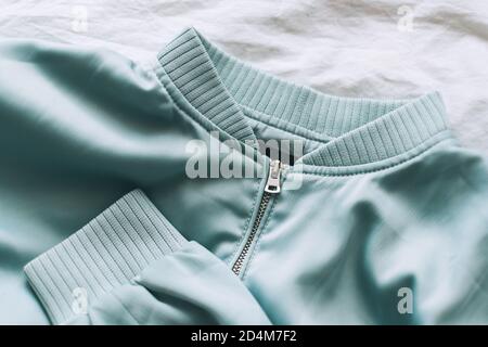 Giacca da donna turchese chiaro con zip, primo piano. Colori pastello. Foto Stock