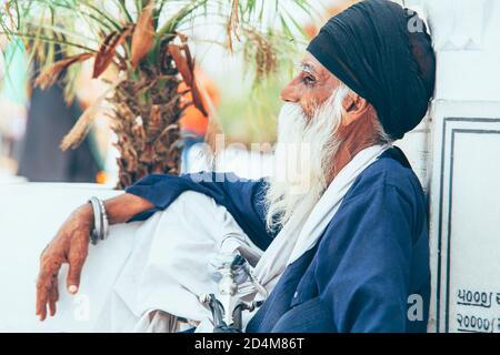 Stock Photo - Amritsar, India - 15 AGOSTO: Ritratto di un vecchio Sikh seduto al Tempio d'Oro (Harmandir Sahib) il 15 agosto 2016 ad Amritsar, Panjab, Foto Stock