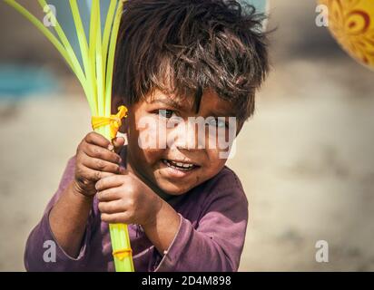 Choglamsar, Ladakh region, India - 19 agosto 2016: Little Indian boy vende i balloni il 19 AGOSTO 2016 a Choglamsar, Leh region, Jammu & Kashmir, Foto Stock