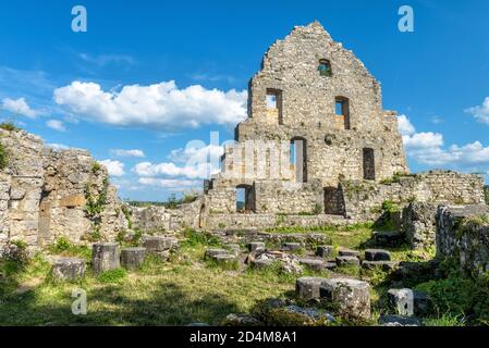 Rovine del castello di Hohenurach in campagna vicino alla città vecchia di Bad Urach, Germania. Paesaggio con castello tedesco abbandonato nelle Alpi sveve in estate. Questo Foto Stock