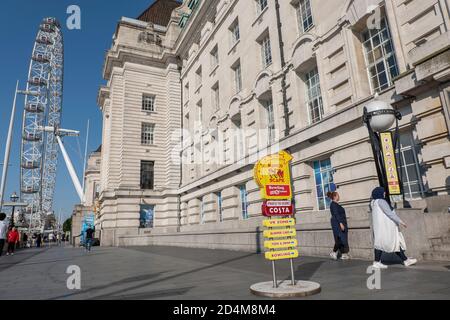 Il London Eye e la County Hall si trovano il 14 settembre 2020 sulla South Bank nel Regno Unito. Foto di Sam Mellish Foto Stock