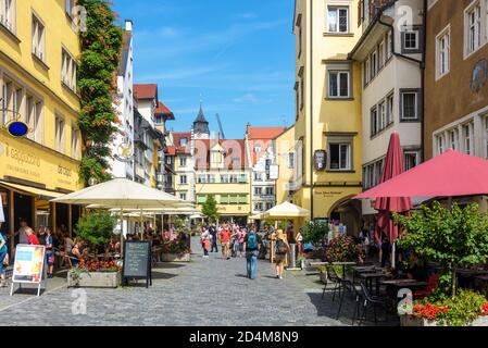 Lindau, Germania - 19 luglio 2019: Strada nella città vecchia di Lindau, la gente cammina vicino a negozi, ristoranti e caffè in estate. Questa città sul lago di Costanza Foto Stock