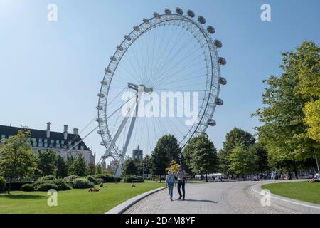 The London Eye al Jubilee Park and Garden il 14 settembre 2020 sulla South Bank nel Regno Unito. Foto di Sam Mellish Foto Stock