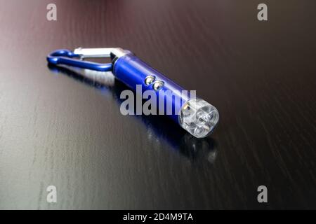 Pocket puntatore laser isolato su bianco Foto stock - Alamy