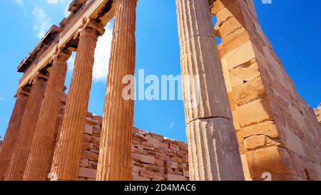 Antiche colonne del tempio greco contro il cielo blu, vista ad angolo basso, Grecia. Foto Stock