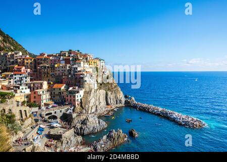 Manarola, Italia. 22 agosto 2020: Cinque Terre in Liguria in Italia. Vista aerea di case colorate e il mare blu sullo sfondo. Terre costiere Foto Stock