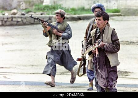 Combattente guerriglia afghano mujahideen con il fuoco di Jamiat-e Islami sovietico ha fatto AK-47 mitragliatrici alle forze ribelli guidate da Hezb-e Islami 22 aprile 1992 a Kabul, Afghanistan. Dopo la sconfitta del governo comunista, i ribelli afghani iniziarono a lottare per il controllo della capitale. Foto Stock