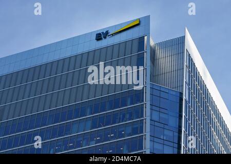 Londra, Regno Unito - 03 febbraio 2019: Segnaletica blu e gialla EY in cima ai loro uffici a Canary Wharf. Ernst & Young è il servizio professionale del Regno Unito Foto Stock