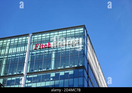 Londra, Regno Unito - 03 febbraio 2019: Cartello con il logo Fitch Ratings in cima alla loro sede centrale nel Regno Unito (l'altro si trova a New York), Canary Wharf. FR è Foto Stock