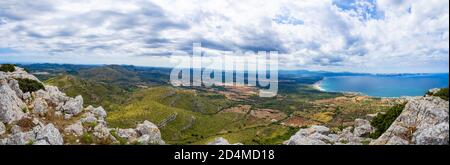 Spettacolare foto panoramica della Baia di Alcudia, dalla cima della montagna Ferrutx. Sullo sfondo, la città di Son Serra de Marina, Maiorca. Foto Stock