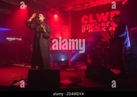 SOLO PER USO EDITORIALE Singer Cate le Bon si esibisce al Clwb Ifor Bach di Cardiff per prime Day Live - un evento gratuito in live streaming presentato da Amazon Music, a supporto di Music Venue Trust per aumentare la consapevolezza e i fondi per le sedi musicali britanniche. Foto Stock