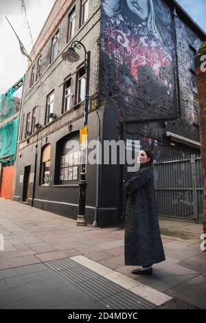 SOLO PER USO EDITORIALE Singer Cate le Bon si esibisce al Clwb Ifor Bach di Cardiff per prime Day Live - un evento gratuito in live streaming presentato da Amazon Music, a supporto di Music Venue Trust per aumentare la consapevolezza e i fondi per le sedi musicali britanniche. Foto Stock