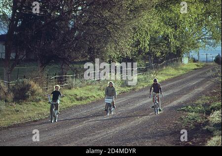 Ciclismo su strada rurale - Ubicazione: In o vicino Norwood; Colorado ca. 1972 Foto Stock