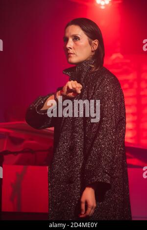 SOLO PER USO EDITORIALE Singer Cate le Bon si esibisce al Clwb Ifor Bach di Cardiff per prime Day Live - un evento gratuito in live streaming presentato da Amazon Music, a supporto di Music Venue Trust per aumentare la consapevolezza e i fondi per le sedi musicali britanniche. Foto Stock