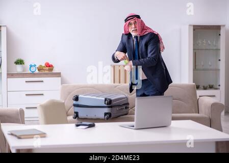 Vecchio uomo d'affari arabo che si prepara per il viaggio d'affari Foto Stock