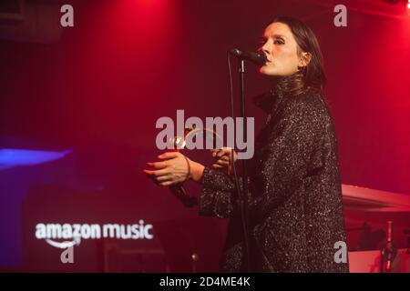 SOLO PER USO EDITORIALE Singer Cate le Bon si esibisce al Clwb Ifor Bach di Cardiff per prime Day Live - un evento gratuito in live streaming presentato da Amazon Music, a supporto di Music Venue Trust per aumentare la consapevolezza e i fondi per le sedi musicali britanniche. Foto Stock