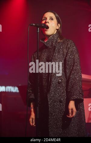 SOLO PER USO EDITORIALE Singer Cate le Bon si esibisce al Clwb Ifor Bach di Cardiff per prime Day Live - un evento gratuito in live streaming presentato da Amazon Music, a supporto di Music Venue Trust per aumentare la consapevolezza e i fondi per le sedi musicali britanniche. Foto Stock