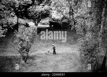 AJAXNETPHOTO. LOUVECIENNES, FRANCIA. - TAGLIAERBA - GIARDINO PRIVATO PER I RESIDENTI DI APPARTAMENTI IN UN DOMINIO SULLE ALTURE A NORD-EST DEL CENTRO DEL VILLAGGIO CON VISTA SULLA SENNA; UNA DELLE MOLTE LOCALITÀ DELLA ZONA VISITATA DA PITTORI IMPRESSIONISTI DEL XIX SECOLO COME ALFRED SISLEY, CAMILLE PISSARRO, AUGUSTE RENOIR E ALTRI PRIMA DELLA MODERNA RIQUALIFICAZIONE DEL PAESAGGIO. PHOTO:JONATHAN EASTLAND/AJAX REF:CD1541 27 Foto Stock