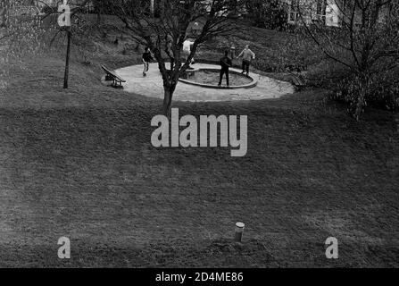 AJAXNETPHOTO. LOUVECIENNES, FRANCIA. - PALLA DA GIOCO - GIARDINO PRIVATO PER I RESIDENTI DI APPARTAMENTI IN UN DOMINIO SULLE ALTURE A NORD-EST DEL CENTRO DEL VILLAGGIO CON VISTA SULLA SENNA; UNA DELLE MOLTE LOCALITÀ DELLA ZONA VISITATA DA PITTORI IMPRESSIONISTI DEL XIX SECOLO COME ALFRED SISLEY, CAMILLE PISSARRO, AUGUSTE RENOIR E ALTRI PRIMA DELLA MODERNA RIQUALIFICAZIONE DEL PAESAGGIO. PHOTO:JONATHAN EASTLAND/AJAX REF:CD013103 5467 Foto Stock