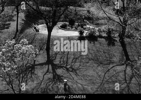 AJAXNETPHOTO. LOUVECIENNES, FRANCIA. - GIARDINO PRIVATO PER I RESIDENTI DI APPARTAMENTI IN UN DOMINIO SULLE ALTURE NORD EST DEL CENTRO VILLAGGIO CHE DOMINA IL FIUME SENNA; UNA DELLE MOLTE POSIZIONI NELLA ZONA VISITATA DA PITTORI IMPRESSIONISTI DEL 19 ° SECOLO COME ALFRED SISLEY, CAMILLE PISSARRO, AUGUSTE RENOIR E ALTRI PRIMA DELLA MODERNA RIQUALIFICAZIONE DEL PAESAGGIO. PHOTO:JONATHAN EASTLAND/AJAX REF:CD81504 5076 Foto Stock