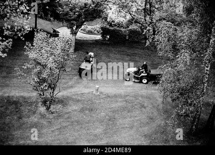 AJAXNETPHOTO. LOUVECIENNES, FRANCIA. - FALCIARE L'ERBA - GIARDINO PRIVATO PER I RESIDENTI DI APPARTAMENTI IN UN DOMINIO SULLE ALTURE A NORD-EST DEL CENTRO DEL VILLAGGIO CHE SI AFFACCIA SULLA SENNA; UNA DELLE MOLTE LOCALITÀ DELLA ZONA VISITATA DA PITTORI IMPRESSIONISTI DEL XIX SECOLO COME ALFRED SISLEY, CAMILLE PISSARRO, AUGUSTE RENOIR E ALTRI PRIMA DELLA MODERNA RIQUALIFICAZIONE DEL PAESAGGIO. PHOTO:JONATHAN EASTLAND/AJAX REF:CD1541 24 Foto Stock