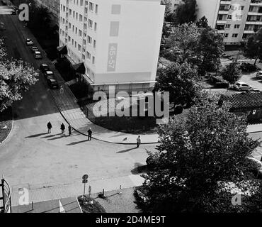 AJAXNETPHOTO. SETTEMBRE 2007. JENA, GERMANIA. - BLOCCHI DI APPARTAMENTI - VISTA DAL STEINBERGER MAXX HOTEL DI BLOCCHI DI ALLOGGI SOCIALI AL BORDO DELLA CITTÀ; PEDONI CHE ATTRAVERSANO LA STRADA. PHOTO:JONATHAN EASTLAND/AJAX REF:71610 554401 69 Foto Stock