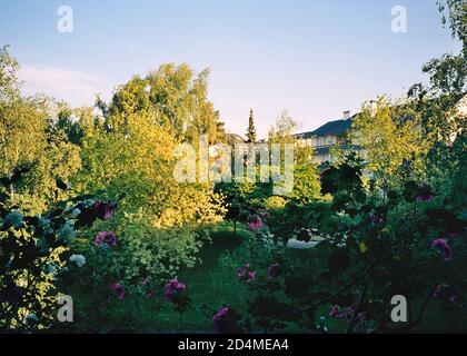 AJAXNETPHOTO. LOUVECIENNES, FRANCIA. - GIARDINO PRIVATO PER I RESIDENTI DI APPARTAMENTI IN UN DOMINIO SULLE ALTURE NORD EST DEL CENTRO VILLAGGIO CHE DOMINA IL FIUME SENNA; UNA DELLE MOLTE POSIZIONI NELLA ZONA VISITATA DA PITTORI IMPRESSIONISTI DEL 19 ° SECOLO COME ALFRED SISLEY, CAMILLE PISSARRO, AUGUSTE RENOIR E ALTRI PRIMA DELLA MODERNA RIQUALIFICAZIONE DEL PAESAGGIO. PHOTO:JONATHAN EASTLAND/AJAX REF:TC4903 22 36A Foto Stock